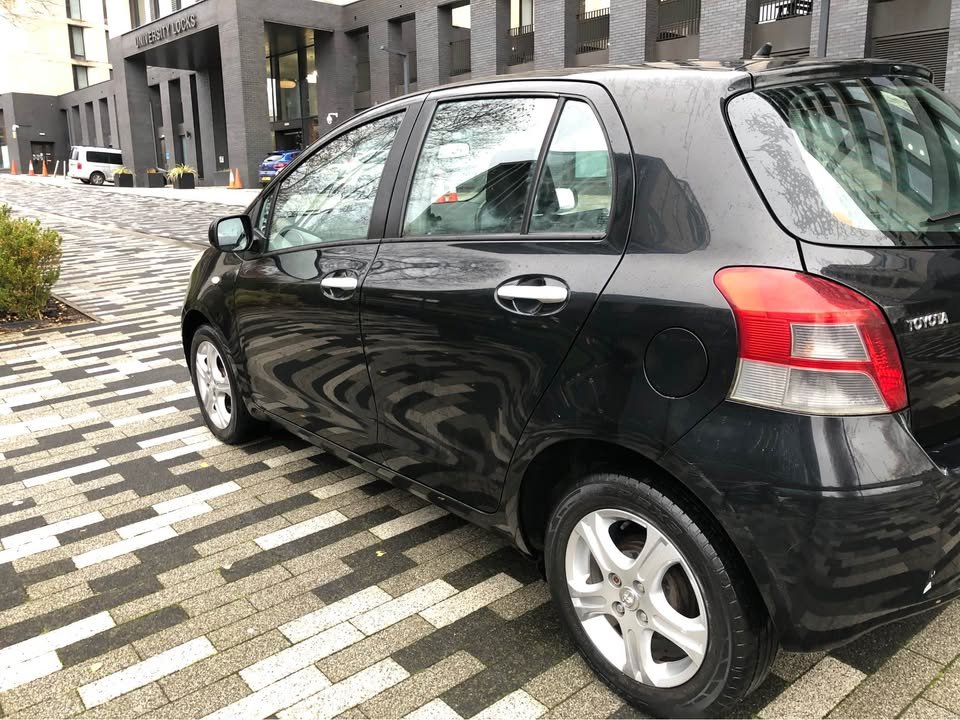 
								2011 Toyota yaris full									