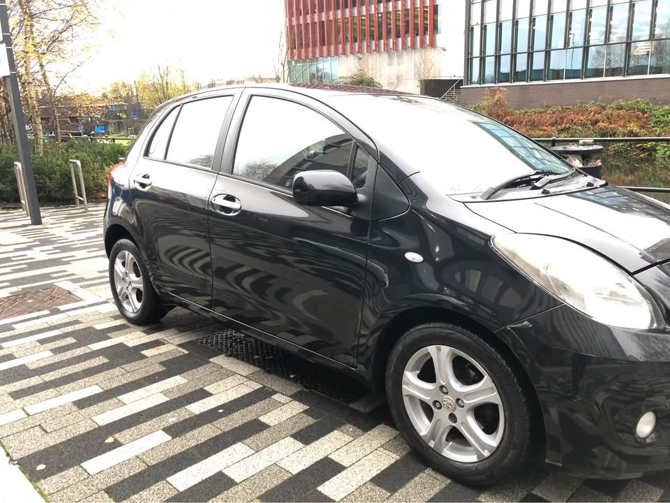 
								2011 Toyota yaris full									