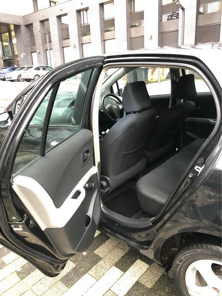 
								2011 Toyota yaris full									